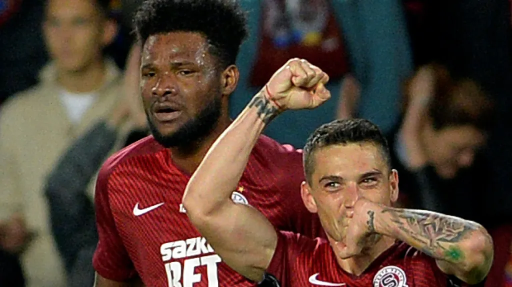 Nicolae Stanciu (vpravo) slaví gól Sparty