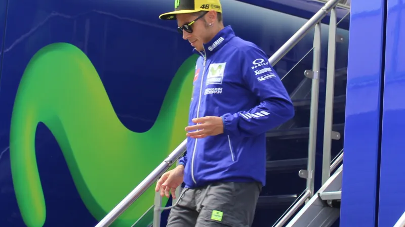 Jeho Veličenstvo sestupuje z motordomu mezi nejvytrvalejší fanoušky