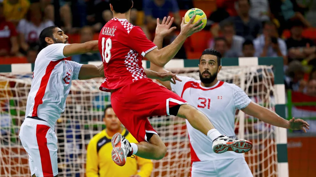 Chorvat Karačič střílí na branku Tuniska