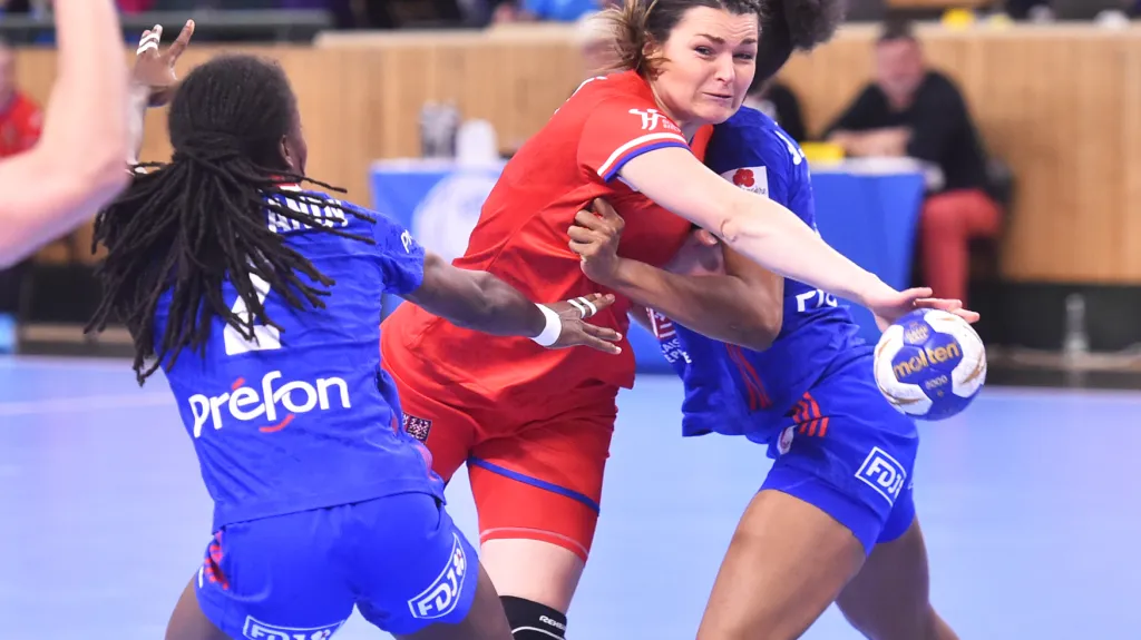 Hana Kvášová se snaží prosadit proti francouzské obraně