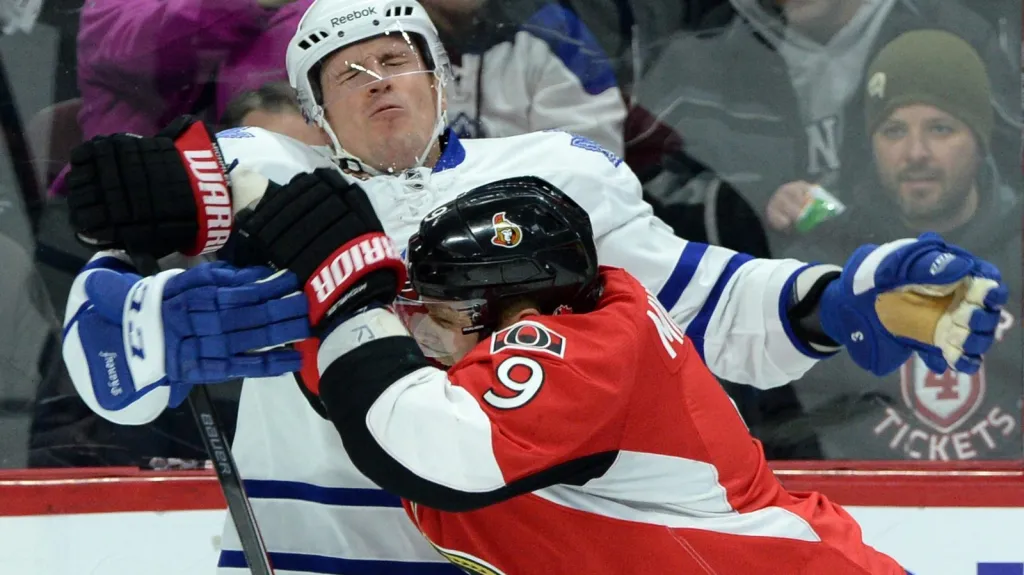 Milan Michálek v souboji s Dionem Phaneufem