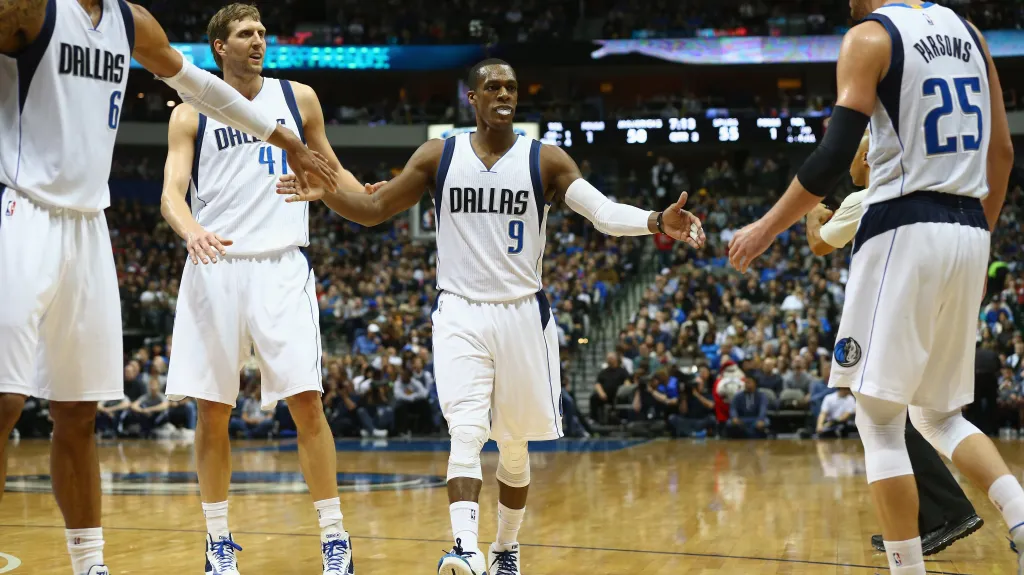Rajon Rondo (uprostřed) v dresu Dallasu