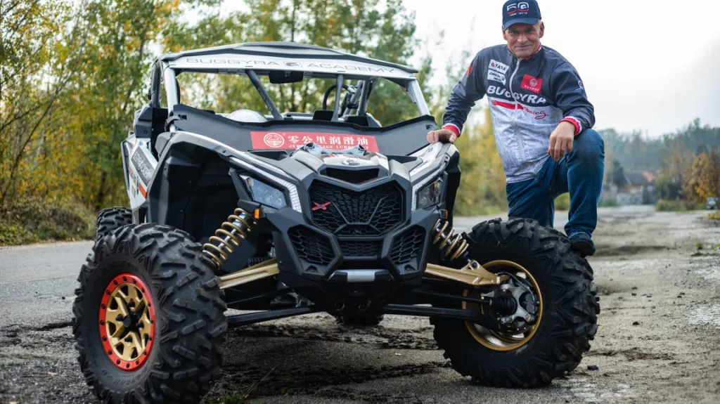 Josef Macháček se svou buginou Can-Am Buggyra MK50 XRS