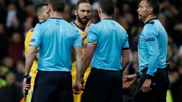 Gonzalo Higuaín z Juventusu diskutuje s rozhodčím Michaelem Oliverem