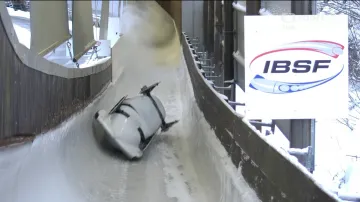 Pád dvojbobu Patrície Tajcnárové ve Winterbergu