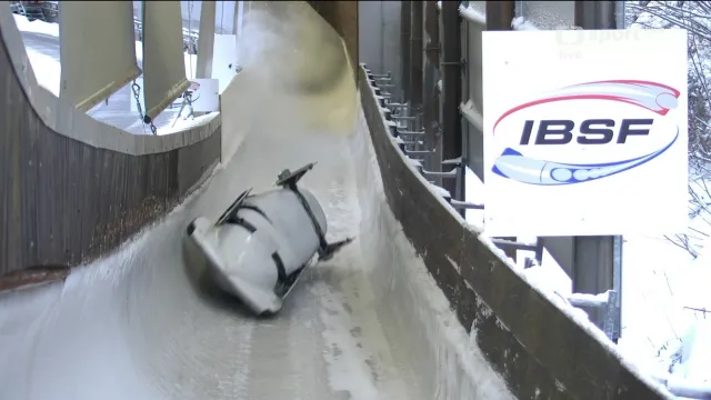 Pád dvojbobu Patrície Tajcnárové ve Winterbergu