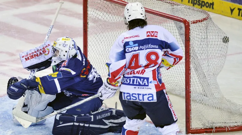 Brankář Liberce Marek Pinc inkasuje