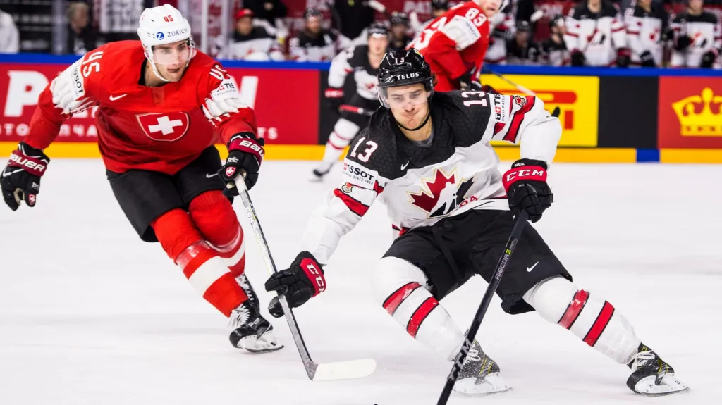 Kanadský forvard Mathew Barzal v utkání se Švýcary