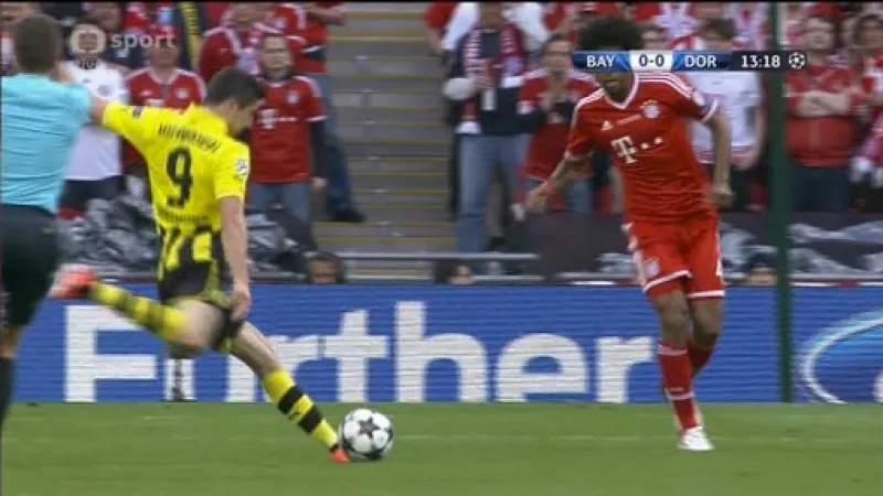 Nebezpečná střela Lewandowského (14. min.)