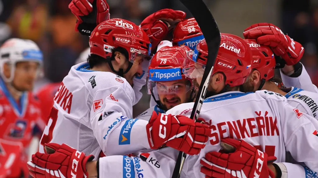 Libor Hudáček z Třince v objetí spoluhráčů po vstřeleném gólu