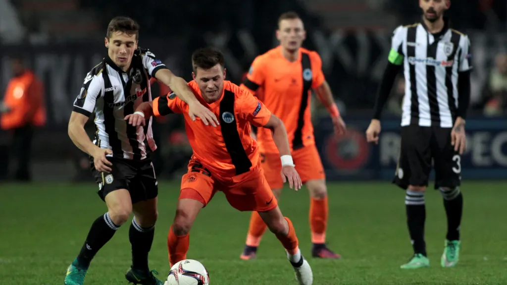 Egon Vůch (v oranžovém) v utkání proti Soluni