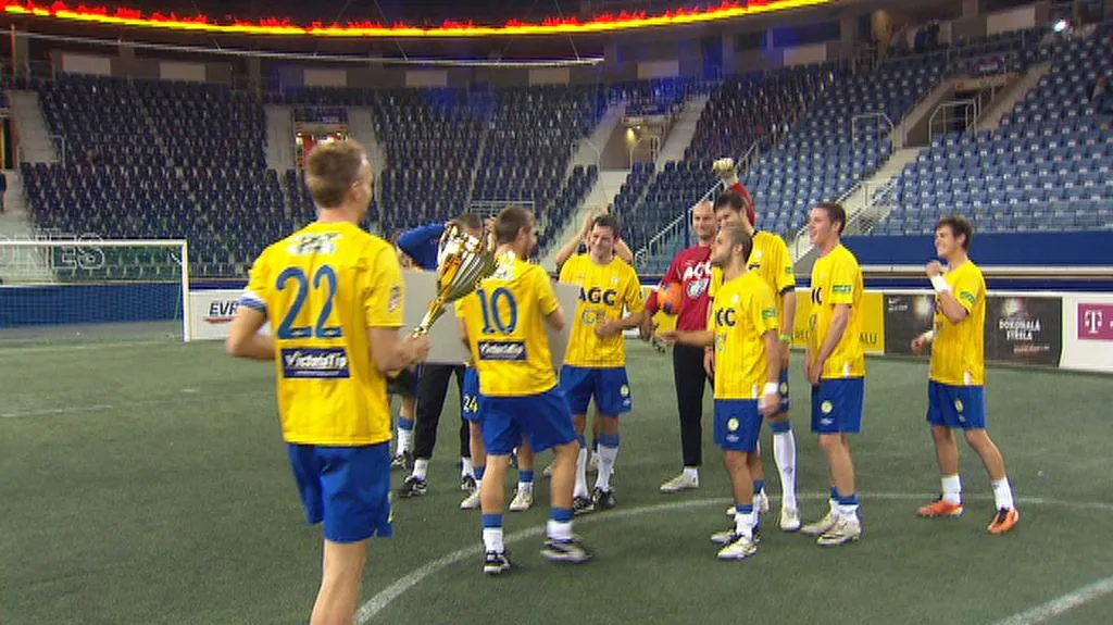 Hráči Teplic s trofejí pro vítěze