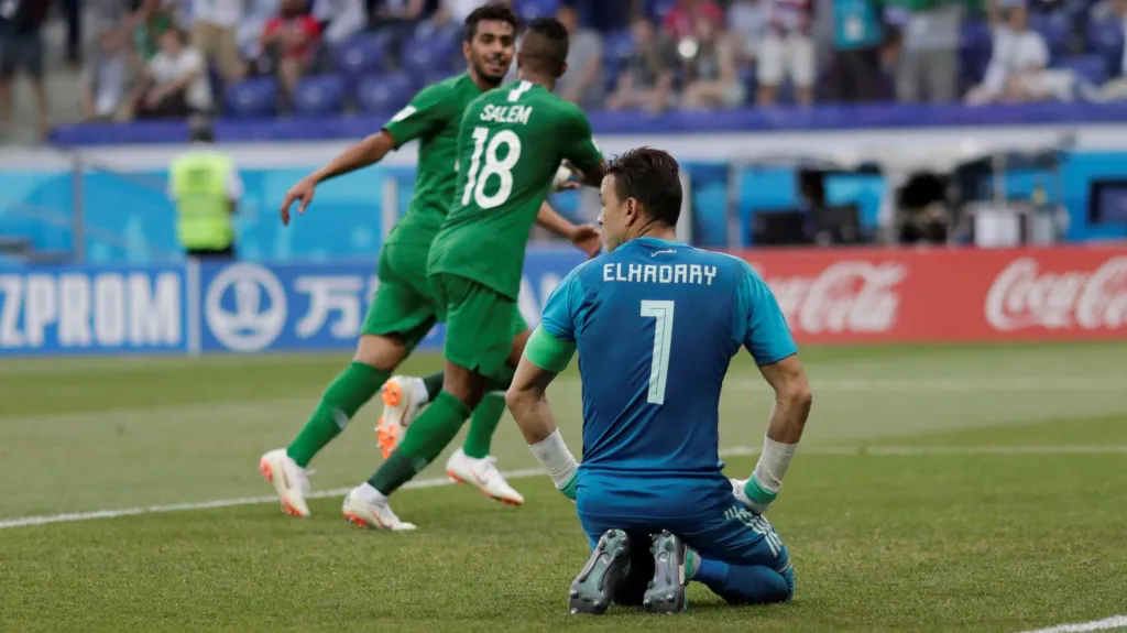 Brankář Egypta Ísam Haddarí sleduje radující se hráče Saúdské Arábie