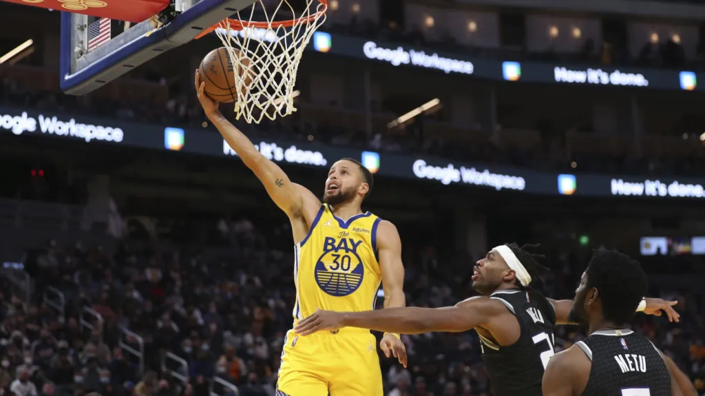Stephen Curry v dresu Golden State