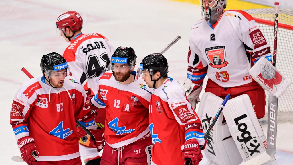 Olomoučtí hráči gratulují Knotkovi k trefě na ledě Hradce Králové