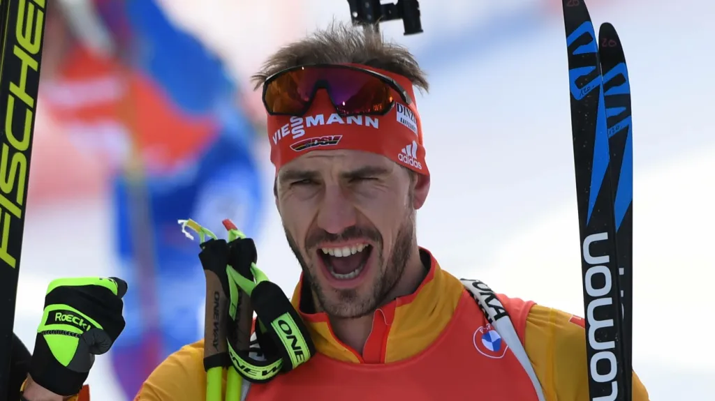 Němec Arnd Peiffer se raduje z vítězství na SP v Hochfilzenu