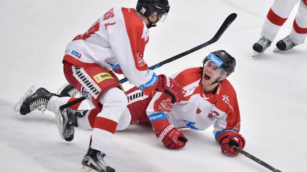 Olomoucký Marek Laš (vpravo) se raduje ze vstřelené branky