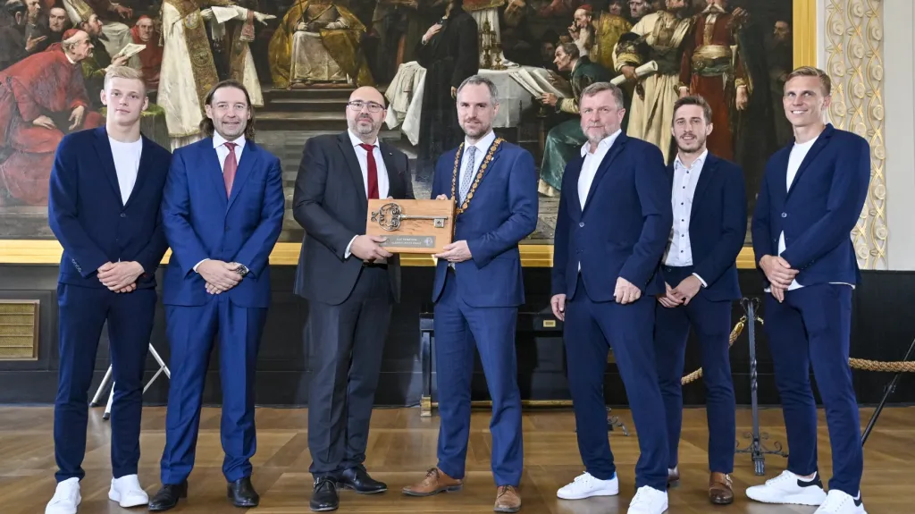 Primátor Zdeněk Hřib (uprostřed) předal sparťanům klíč od Prahy