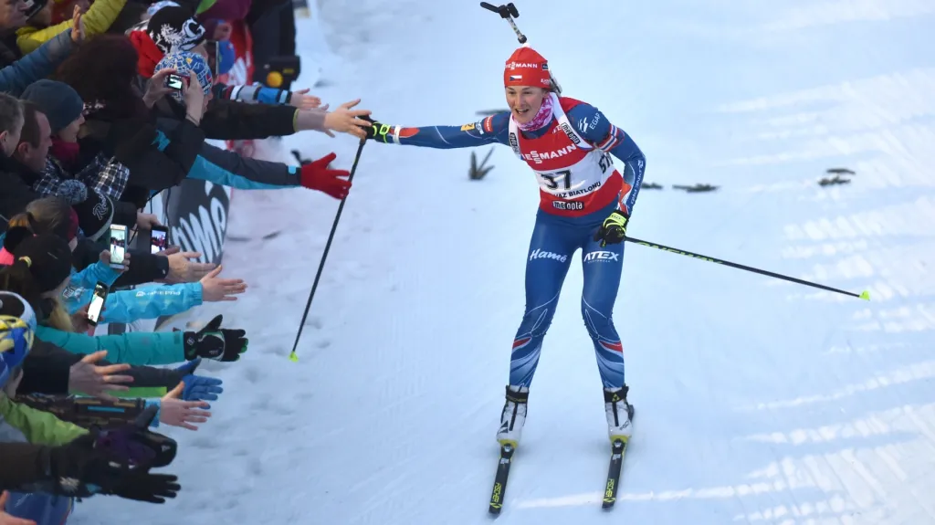 Veronika Vítková si během exhibice v Jablonci plácá s diváky