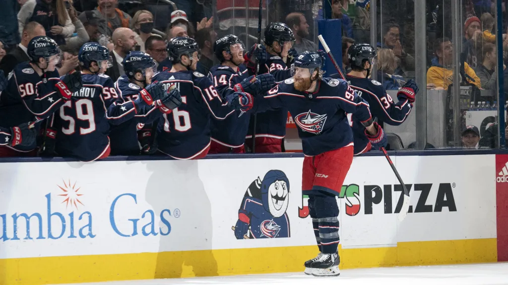 Jakub Voráček z Columbusu oslavuje gól se spoluhráči