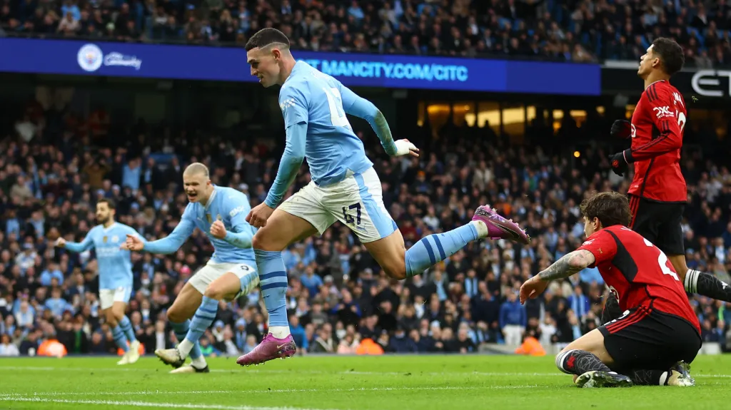 Phil Foden z Manchesteru City střílí vítězný gól v derby proti United