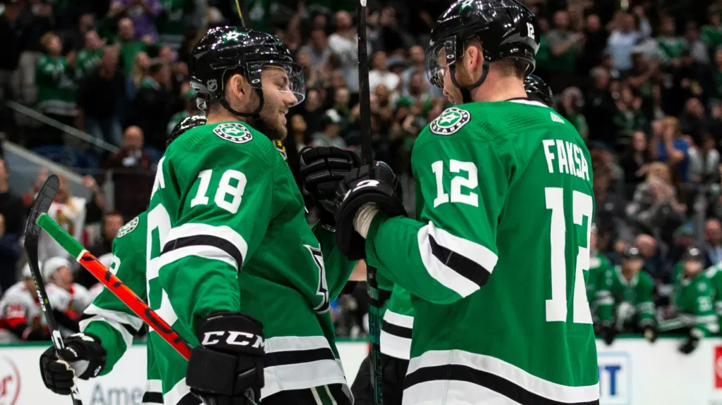 Jason Dickinson a Radek Faksa (vpravo)