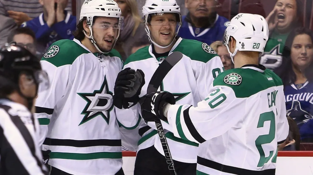 Aleš Hemský (uprostřed) se raduje z gólu se spoluhráči z Dallasu