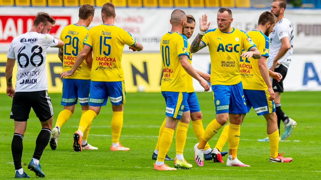 Fotbalisté Teplic se radují z gólu v utkání proti Zlínu
