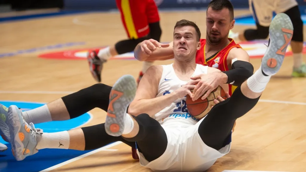 Luboš Kovář bojuje o míč v dresu české reprezentace