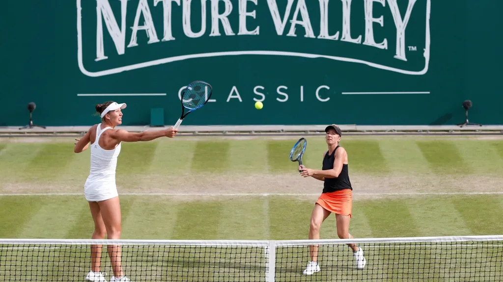 Květa Peschkeová (vpravo) a Američanka Nicole Melicharová