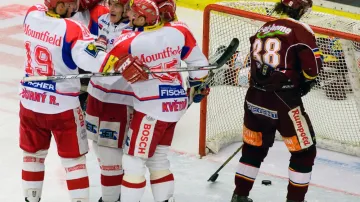 Hokejisté Českých Budějovic se radují z gólu