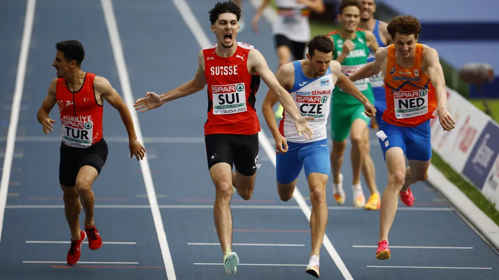 Filip Šnejdr dobíhá druhý za vítězným Švýcarem Ramonem Wipflim