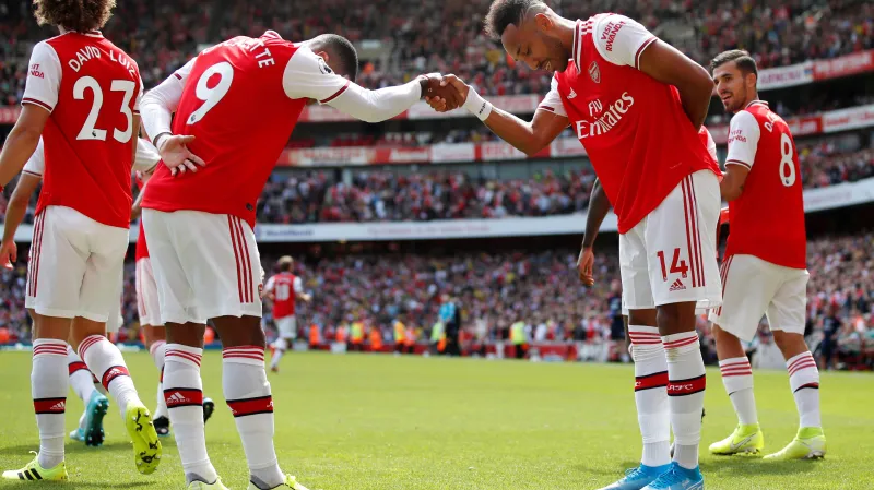 Pierre-Emerick Aubameyang (vpravo) slaví gól se spoluhráčem z Arsenalu Alexandrem Lacazettem