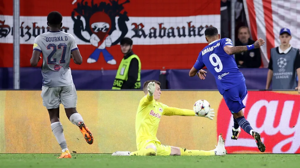 Aubameyang z Chelsea dává gól Salcburku