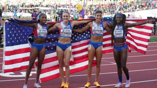 Finále běhu na 4x100 metrů se zlatými Američankami