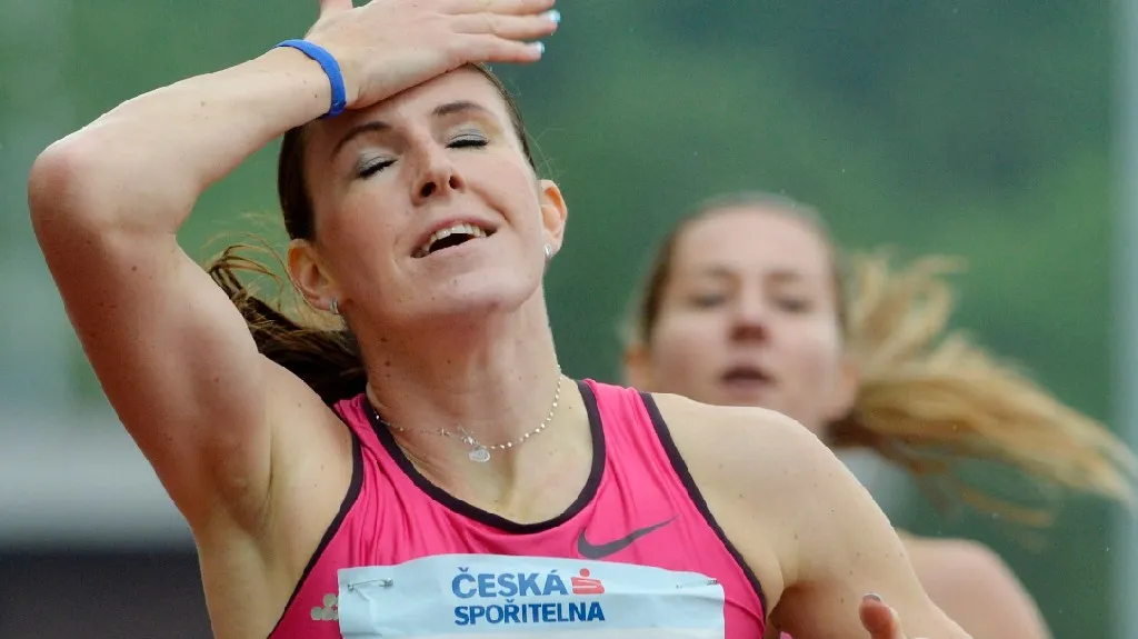 Zuzana Hejnová vítězí v běhu na 400 metrů překážek