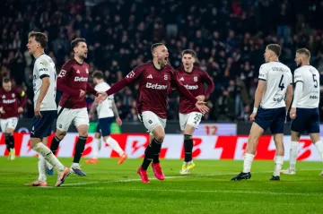 Pavel Kadeřábek se raduje z gólu