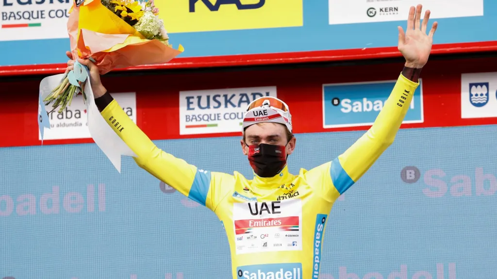 Brandon McNulty v žlutém dresu pro lídra závodu Kolem Baskicka