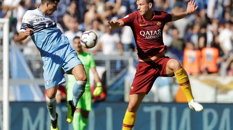 Edin Džeko z AS Řím (vpravo) v utkání s Laziem