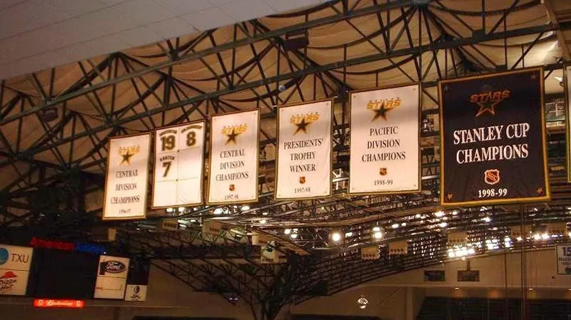 Vzpomínka na Billa Mastertona pod stropem haly Dallasu