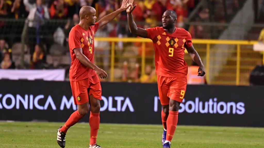 Vincent Kompany a Romelu Lukaku se radují z gólu proti Švýcarsku