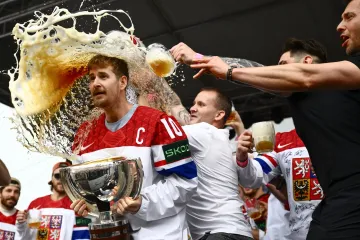 Kapitán Roman Červenka s vítěznou trofejí na Staroměstském náměstí
