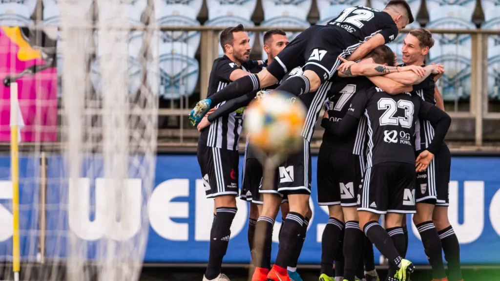 Fotbalisté Českých Budějovic oslavují gól v utkání proti Příbrami