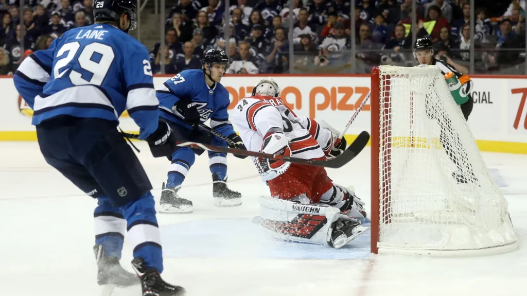 Brankář Caroliny Petr Mrázek chytá velkou šanci Winnipegu