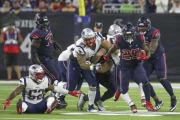 Duke Johnson z Houstonu uniká obraně Patriots