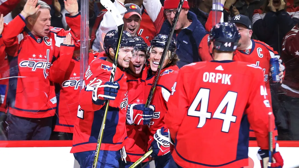 Jakub Vrána slaví se spoluhráči gól proti Ottawě