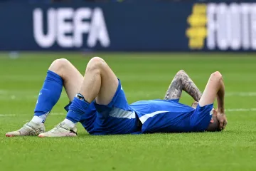 Alessandro Bastoni na trávníku po porážce od Švýcarska v osmifinále Eura