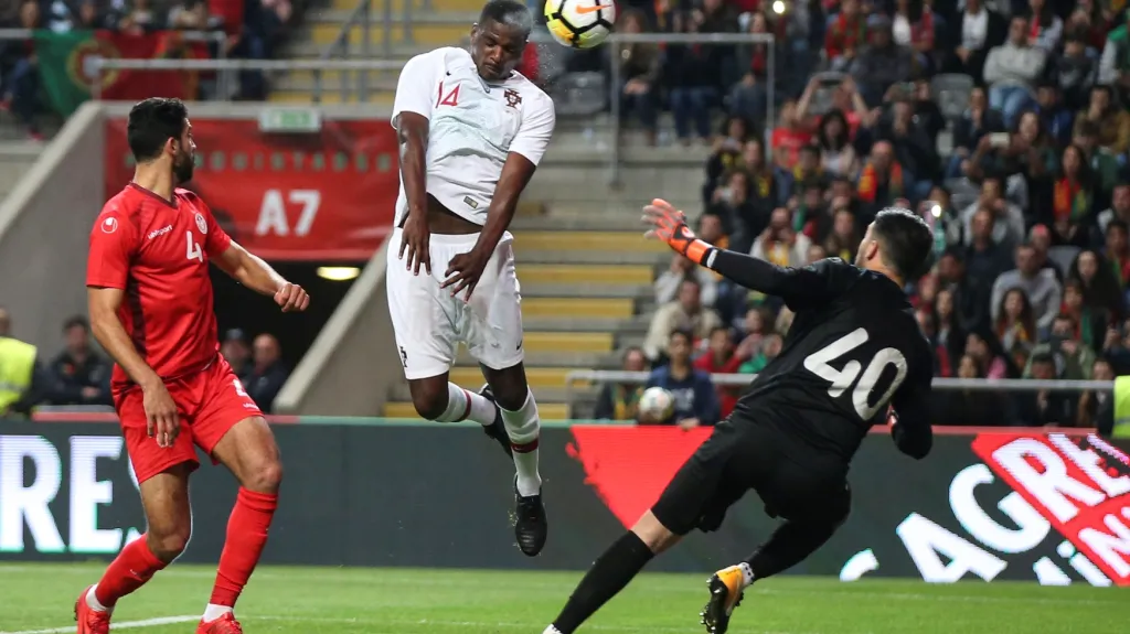 Hlavičkuje Portugalec William Carvalho