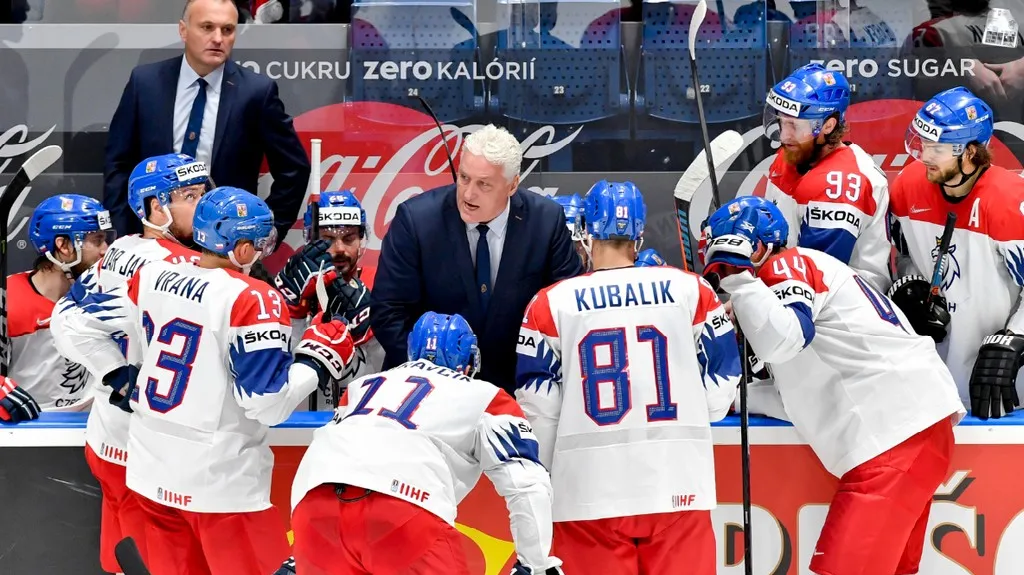 Trenér Miloš Říha na lavičce českého týmu