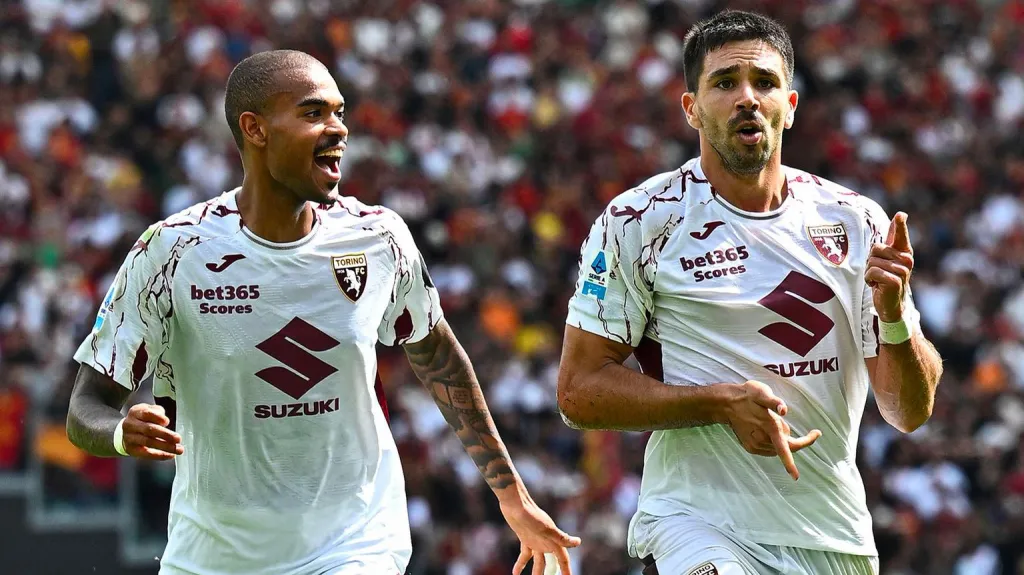 Giovanni Simeone slaví gól po více než roce, vlevo Cyril Ngonge